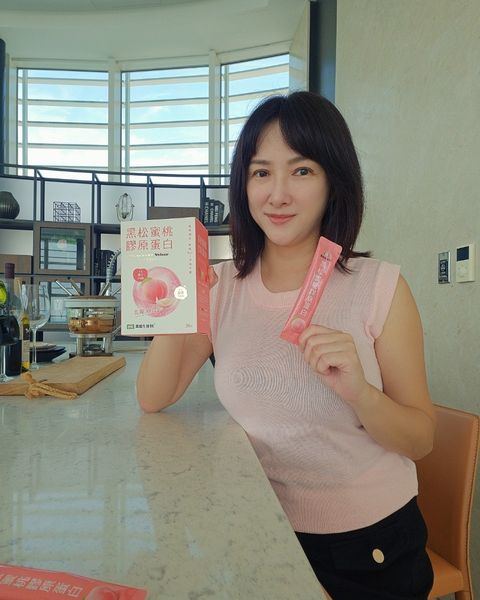 官方店【黑松蜜桃膠原蛋白】日本原裝進口，全身美白 改善氣色 滋潤皮膚，抗衰老，補充膠原蛋白，口服肌膚保養品，原價2990，因倉庫租金過高，倉庫壓力租金過大，倉庫急需搬運響現在破盤嗨購只要899兩盒/40條，庫存僅有2000盒，搶到即賺到